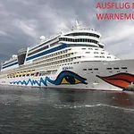 Strandstrasse - Fuehrt Auf Schoene Ostsee-seebruecke * Ostseebad Kühlungsborn