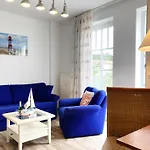 Strandstraße - Führt Auf Schöne Ostsee-seebrücke Apartment