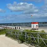 Strandstrasse - Fuehrt Auf Schoene Ostsee-seebruecke * Ostseebad Kühlungsborn