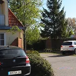 Strandstraße - Führt Auf Schöne Ostsee-seebrücke Apartment