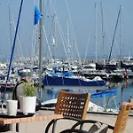 Strandstrasse - Fuehrt Auf Schoene Ostsee-seebruecke Apartmán *