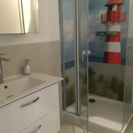 Strandstrasse - Fuehrt Auf Schoene Ostsee-seebruecke * Kühlungsborn