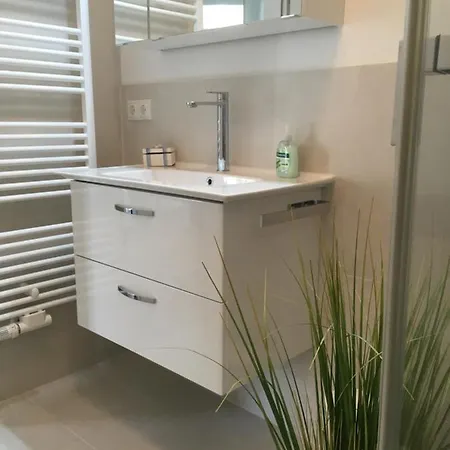 Strandstrasse - Fuehrt Auf Schoene Ostsee-seebruecke Appartement Ostseebad Kühlungsborn