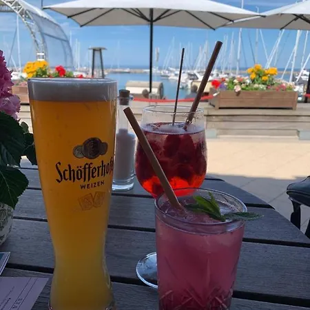 Strandstrasse - Fuehrt Auf Schoene Ostsee-seebruecke Appartement Ostseebad Kühlungsborn