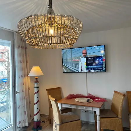 Strandstrasse - Fuehrt Auf Schoene Ostsee-seebruecke Lejlighed Ostseebad Kühlungsborn