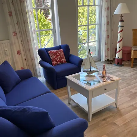 Strandstrasse - Fuehrt Auf Schoene Ostsee-seebruecke * Kühlungsborn