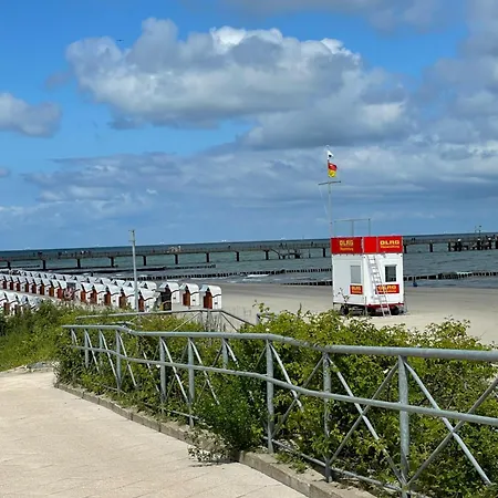 Strandstrasse - Fuehrt Auf Schoene Ostsee-seebruecke * Ostseebad Kühlungsborn