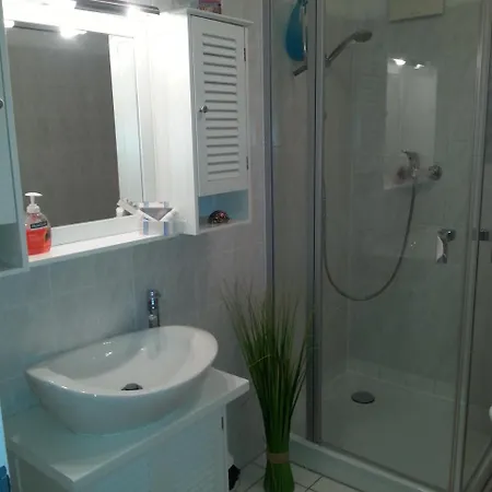 Strandstrasse - Fuehrt Auf Schoene Ostsee-seebruecke * Kühlungsborn