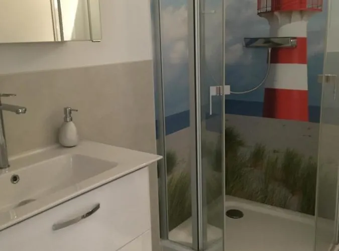 Strandstrasse - Fuehrt Auf Schoene Ostsee-seebruecke * Ostseebad Kühlungsborn