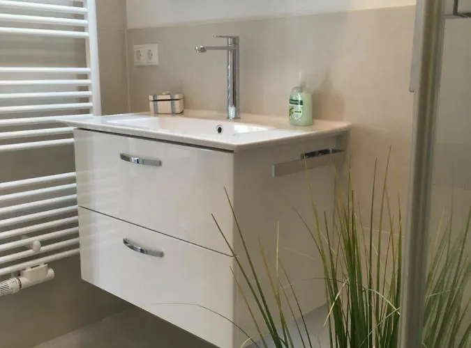 Strandstrasse - Fuehrt Auf Schoene Ostsee-seebruecke Lejlighed Ostseebad Kühlungsborn