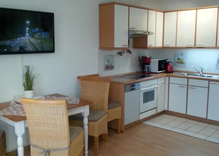 Strandstrasse - Fuehrt Auf Schoene Ostsee-seebruecke Lejlighed *